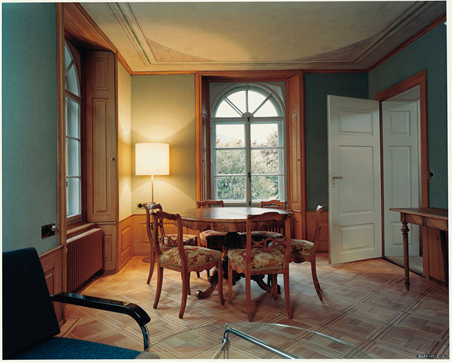 Gemütlich und gediegen: In den Räumen der Villa gibt es überall angenehme Sitzgelegenheiten.