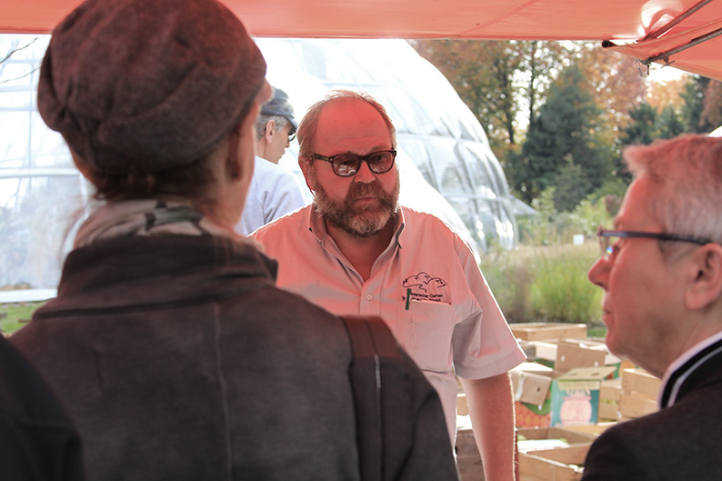 Peter Enz, Leiter des Botanischen Gartens, berät Kunden am Verkaufsstand.