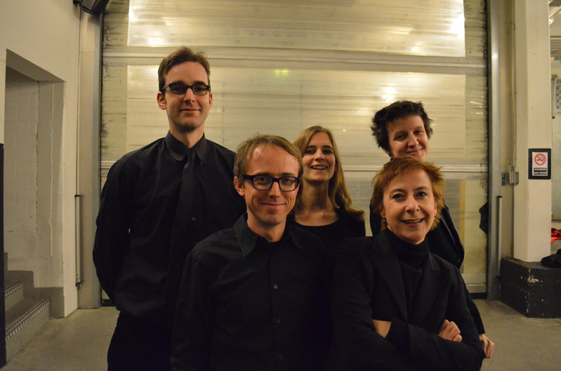 An dieser Grossproduktion mitzuwirken, ist für sie ein Erlebnis: Oliver Waddell (von links), Lukas Fässler, Theres Schäfer, Valery Knoll sowie Dirigentin Anna Jelmorini (vorne rechts), Mitglieder des Akademischen Chors.