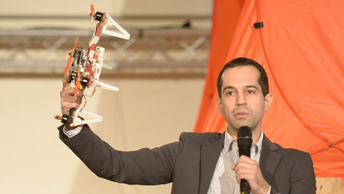 UZH-Professor Davide Scaramuzza gibt an der Eröffnungsfeier mit einer beeindruckenden Vorführung fliegender und autonom navigierender Roboter einen ersten Eindruck davon, womit auf dem Gelände des Militärflugplatzes Dübendorf dereinst experimentiert werden soll. (Bild: Switzerland Innovation Park Zürich)