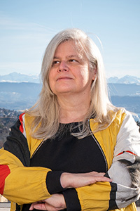 Monika Dommann, im Hintergrund die Berge
