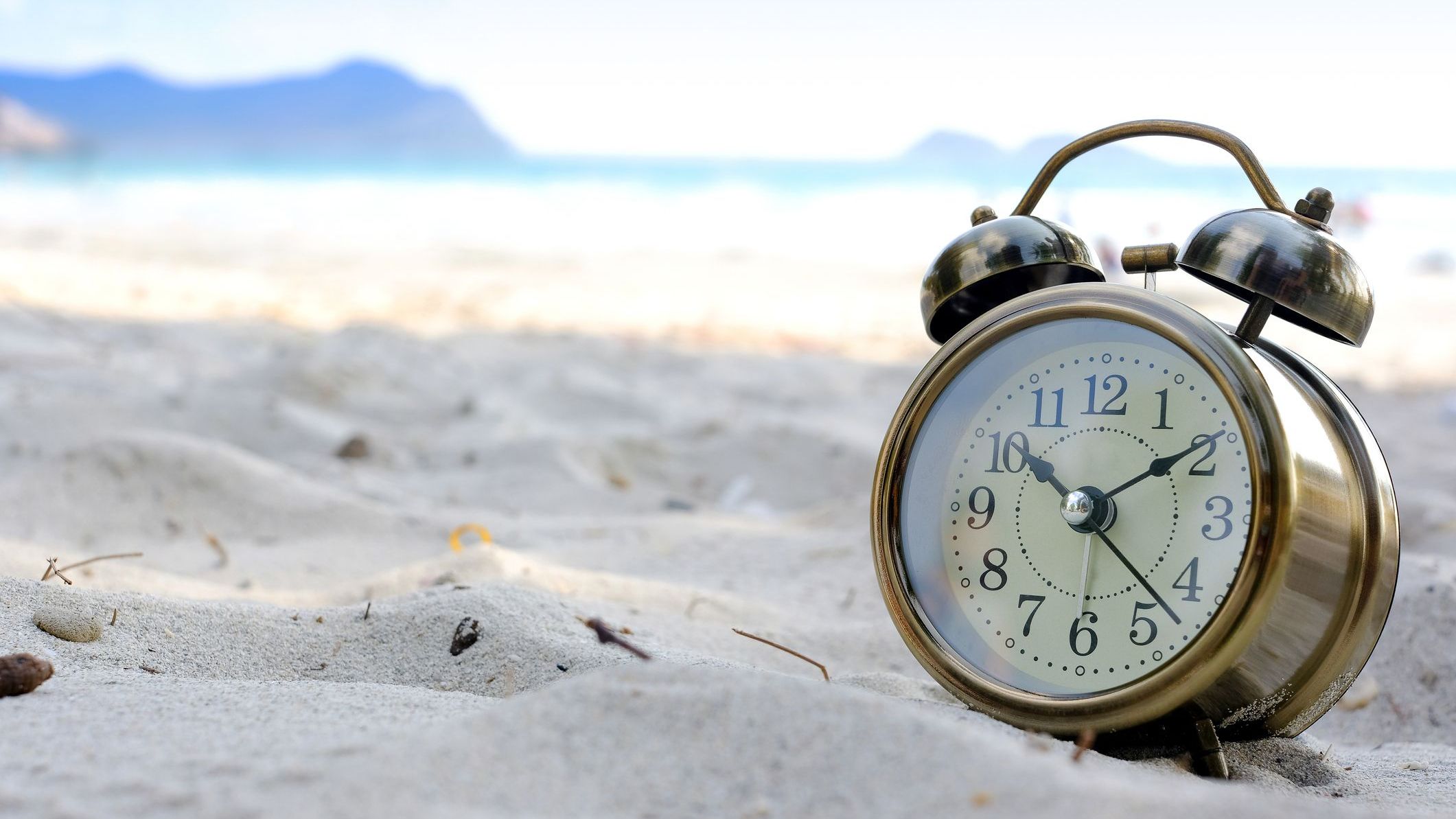 Ein Wecker am Strand