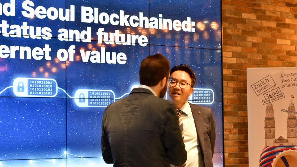 A core topic that links both cities is the development of blockchain technologies. Seoul, like Zurich, is one of the biggest international blockchain hubs. Claudio Tessone, Director of the UZH Blockchain Center in conversation with Professor Sooyong Park of Sogang University. (Picture: Priska Feichter)