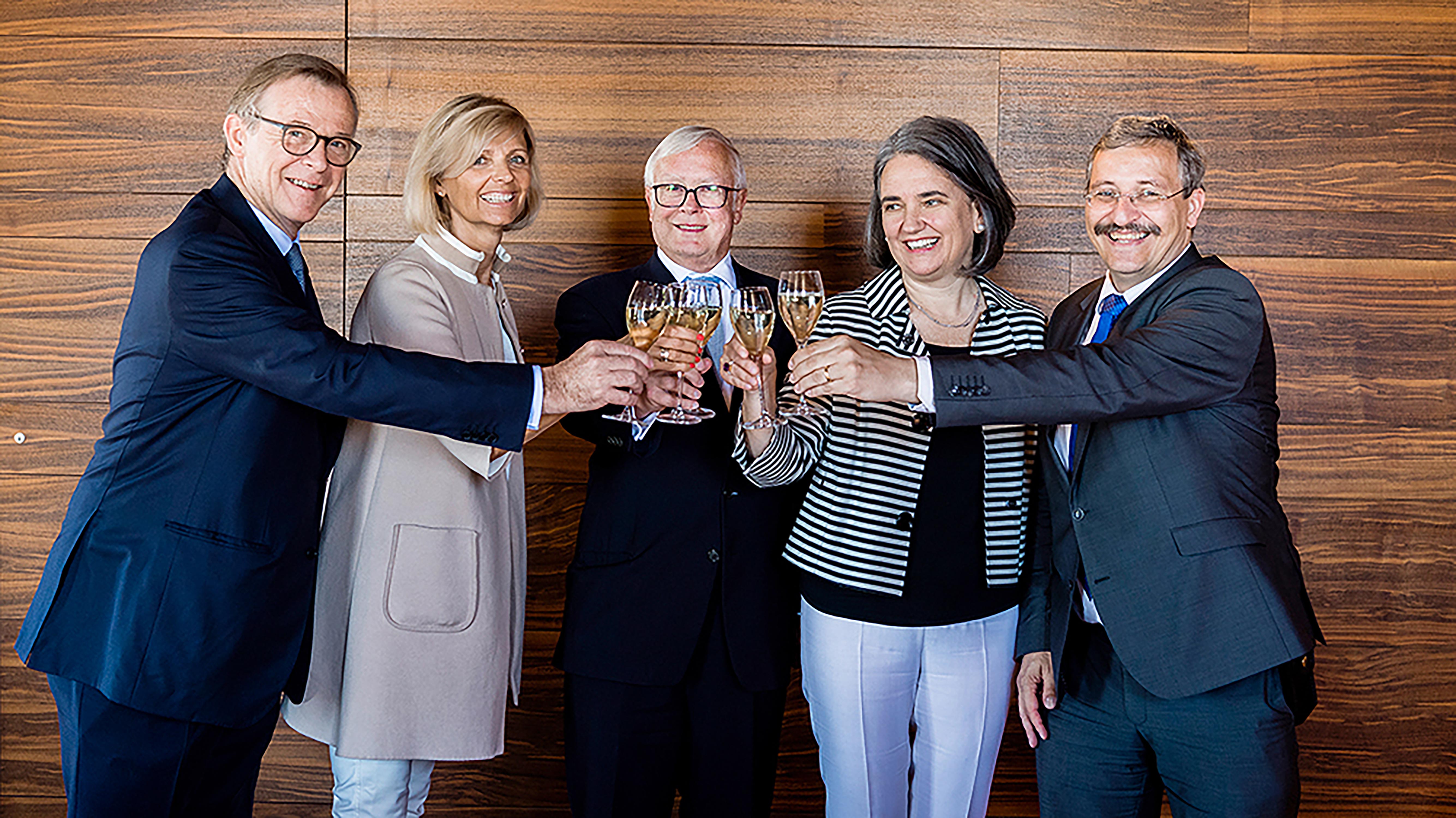 Drinking to a shared future: In May 2017, the Alumni Association of the University of Zurich ZUNIV and Alumni UZH merged to form the umbrella organization UZH Alumni. Pictured: Alain Gloor (then vice-president of ZUNIV, currently on the board of UZH Alumni), Sandra Emanuel (general manager of UZH Alumni), Peter Isler (president of UZH Alumni), Denise Schmid (then president of ZUNIV and until 2018 co-president of UZH Alumni).