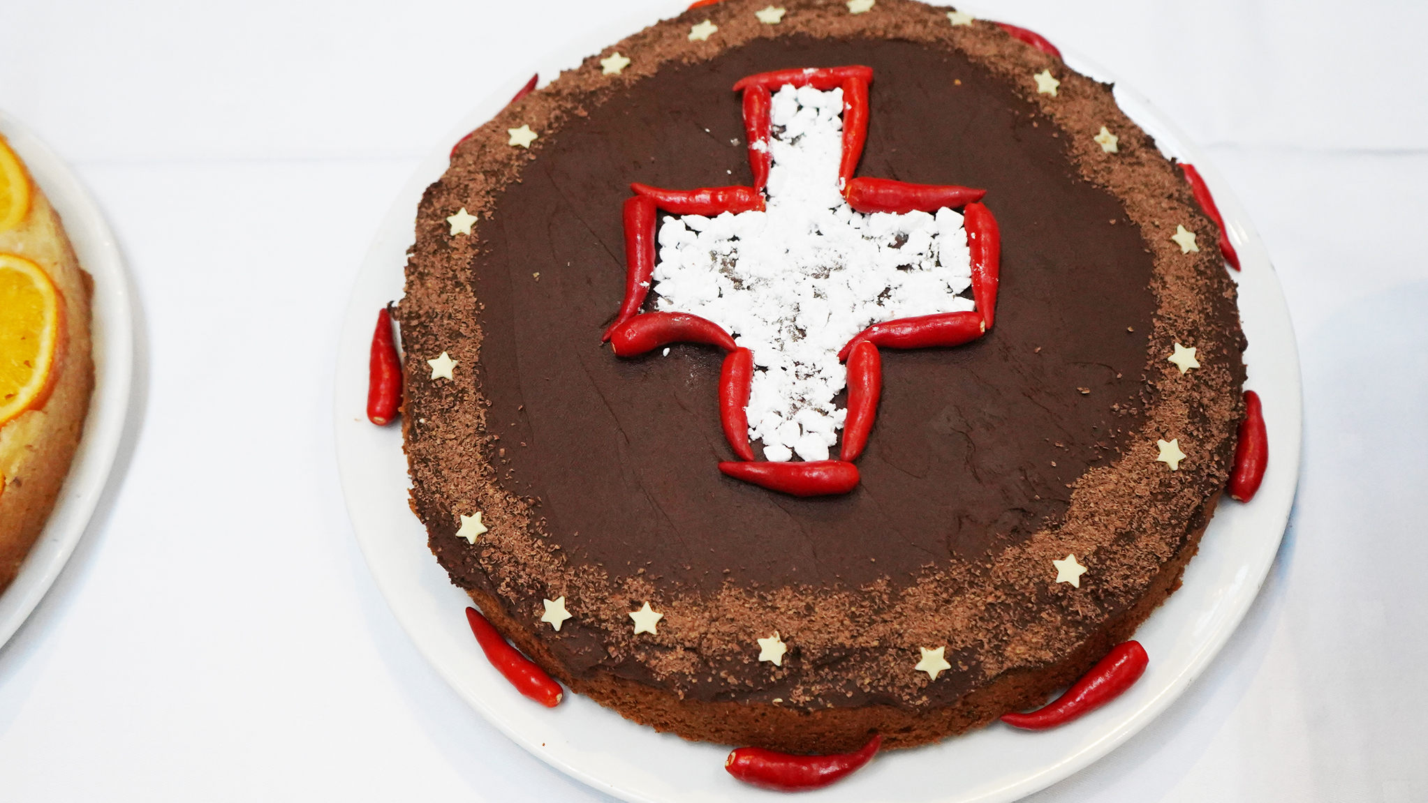 Süss und scharf: Mit diesem Kuchen im Schweiz-Design wagte ein Belgisch-Thailändisches Backteam ein Fusion-Rezept mit Brüssler Schokolade und drei verschiedenen Chili-Sorten.