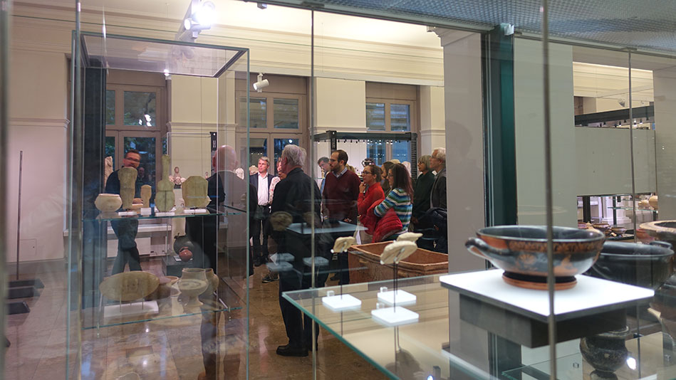 Martin Bürge, curator of the Archaeological Collection, conducted a guided tour and... (Picture: Marita Fuchs)