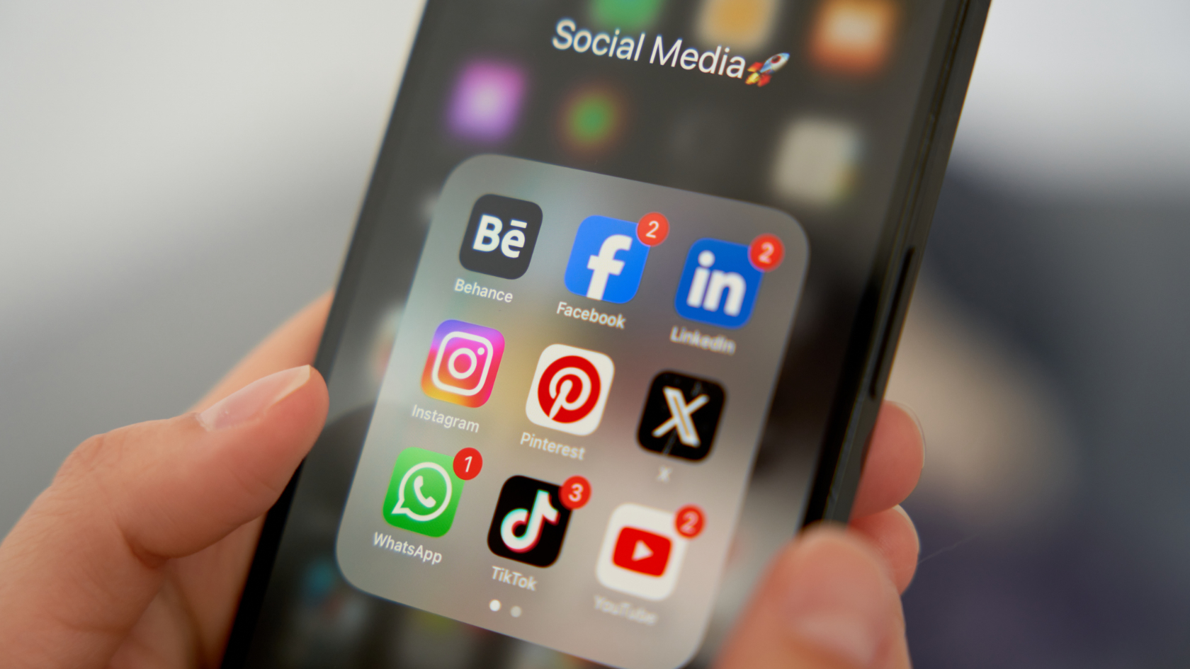 The proportion of people who obtain most of their information from social media has risen steadily in recent years. Compared to the rest of the population, they have significantly less knowledge about both political and social issues.