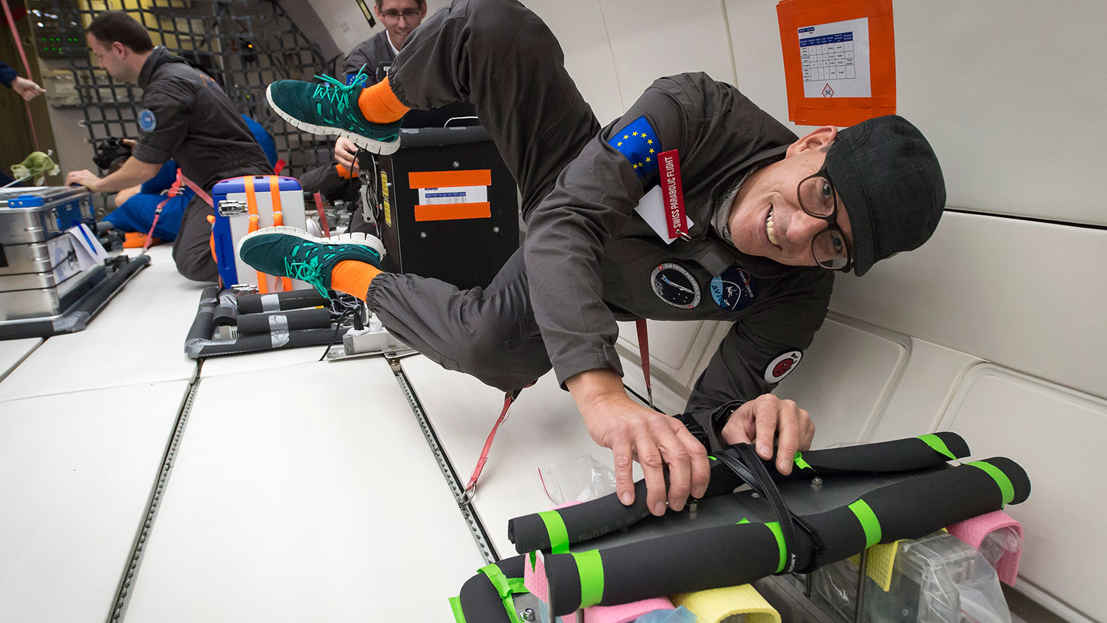 UZH-Professor Max Gassmann untersucht menschliche Zellen in der Schwerelosigkeit auf dem zweiten Swiss Parabolic Flight des Space Hub. (Bild: Regina Sablotny, UZH)