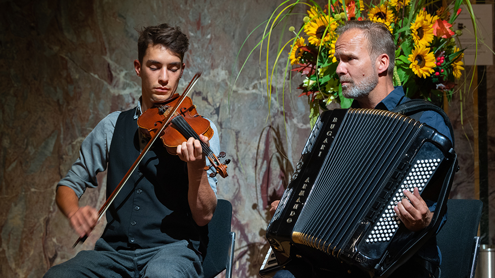 Der Anlass wurde musikalisch begleitet von Tom Tafel (Akkordeon) und Julian Zuzak (Geige).