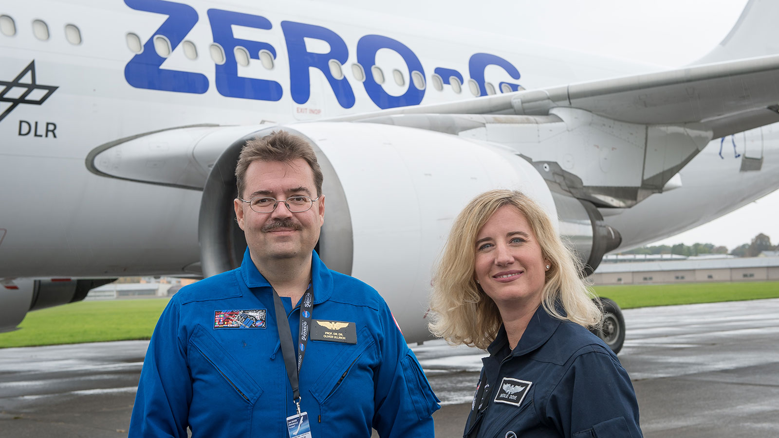 UZH-Professor Oliver Ullrich, Leiter des Space Hubs, und Natalie Dove (Dovespace/Nussbaumer Reisen) organisieren die Swiss Parabolic Flights. (Bild: Regina Sablotny, UZH)