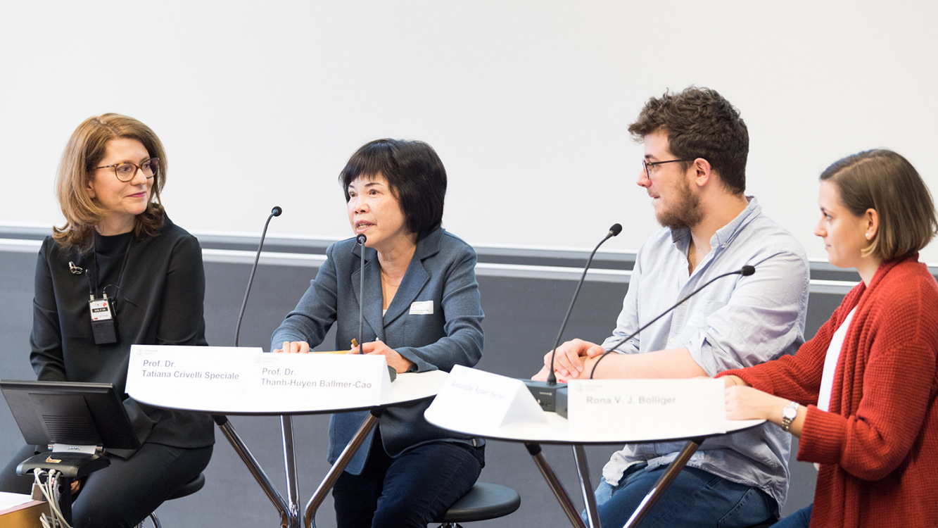 Panel discussion at the Gender Equality Commission’s reception for female professors on “Equal Opportunities in Higher Education – Generational Perspectives” with Tatiana Crivelli Speciale, Thanh-Huyen Ballmer-Cao, Alexander Herren, and Rona Bolliger (from left to right). (Image: Frank Brüderli)