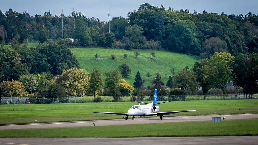 Landung der Cessna Citation II auf der Landebahn des Militärflugplatzes Dübendorf