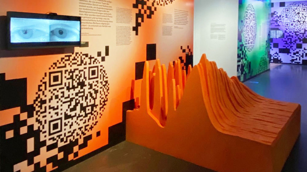Die Installation «Datensofa Vertigo» in der Ausstellung «Planet Digital».