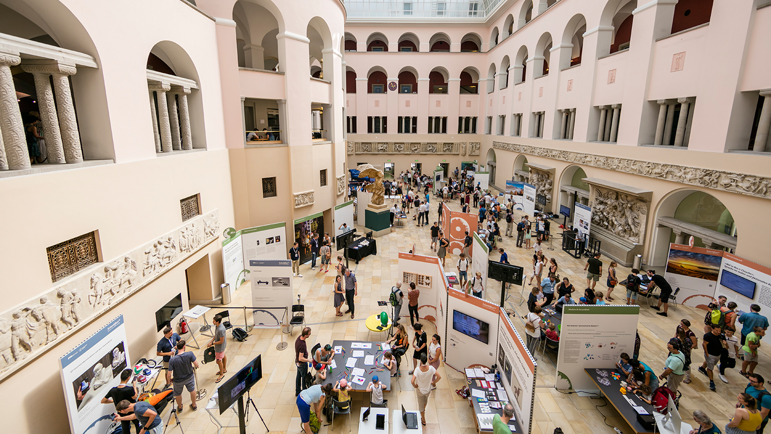 The exhibition in the atrium of the UZH was well attended. (Picture: Della Bella / Scientifica)