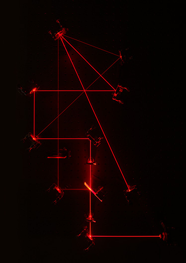 Zwischen Licht und Materie: Der Festkörperphysiker Christoph Wetli widmet sich dem kaum erforschten Grenzbereich des Lichtspektrums, «Terahertz Lücke» genannt, fotografisch umgesetzt von wurde es von Pascale Weber.