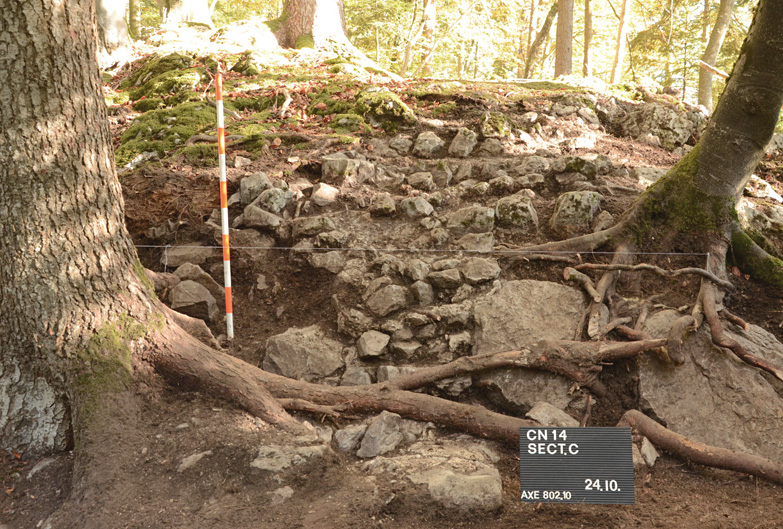 Mauerreste eines Turmes: Das Gebiet um den Felssporn war offensichtlich während 1100 Jahren immer wieder als Fluchtort genutzt worden.