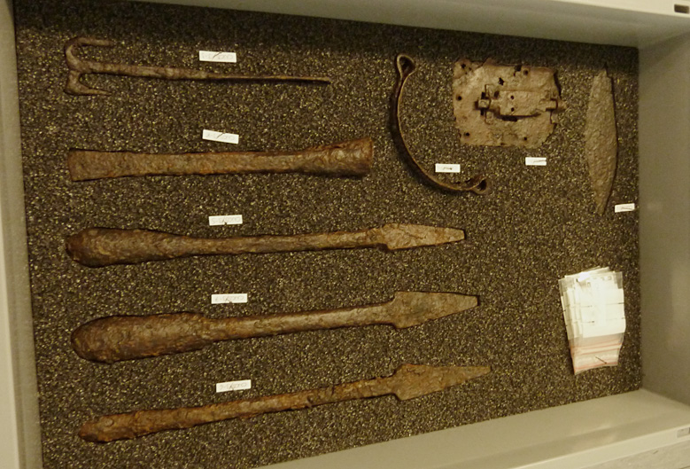 Werkzeuge, die ein Handwerker vermutlich zu römischer Zeit in einer Kiste aufbewahrt und vergraben hatte. Eine solche Ansammlung von damals besonders wertvollen Gegenständen wird als Schatzfund oder Hortfund bezeichnet.