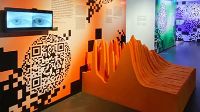 Die Installation «Datensofa Vertigo» in der Ausstellung «Planet Digital»