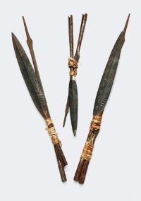 "Icumu n’umuhunda" - Speerspitze und -schuh aus Eisen. Da Eisen ein in Rwanda seltenes Material ist wurden solche Objekte auch als Tauschmittel verwendet. Sammlung Völkerkundemuseum UZH, Inv.Nr. 06067a-c