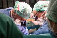 Prof. Pierre-Alain Clavien und Prof. Philipp Dutkowski während der Transplantation der in der Maschine behandelten Leber