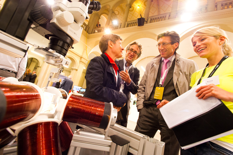 Mit millimeterkleinen Robotern Augenkrankheiten heilen: Stadträtin Claudia Nielsen, Daniel Wyler, Prorektor der Universität Zürich, und Gesundheitsdirektor Thomas Heiniger (v.l.) am Stand des Instituts für Robotik und intelligente Systeme.