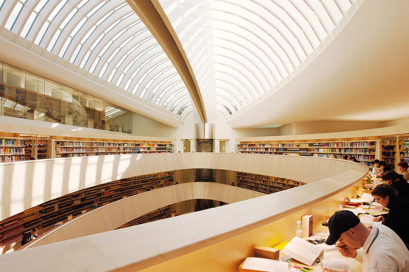 Gleichgesinnte zur post-weihnachtlichen Einkehr treffen sich zwischen den Feiertagen auch in der Bibliothek des Rechtswissenschaftlichen Instituts.