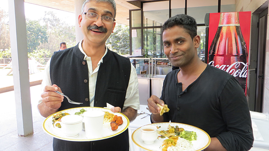 UZH-Systembiologe Professor Lawrence Rajendran (rechts) beim Essen mit Jitu Mayor, Direktor des National Centre for Biological Sciences (NCBS).