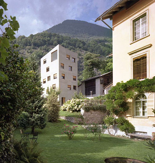 Zwei Gebäude stehen ruhesuchenden Arbeitsgruppen im graubündnerischen Castasegna zur Auswahl: Zum einen die historische – von Gottfried Semper erbaute – Villa und daran angegliedert der prämierte Neubau des Architektenduos Miller und Maranta.