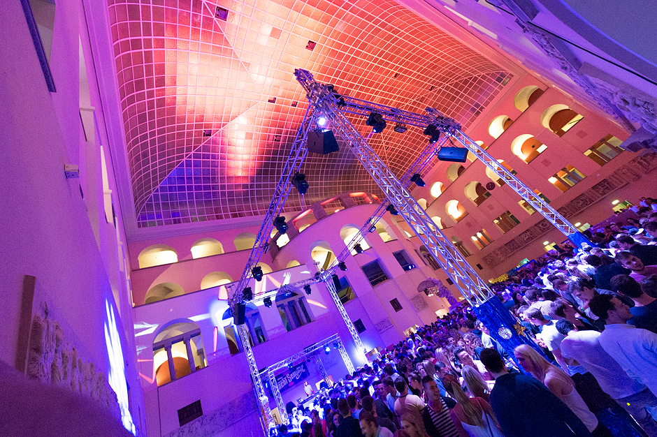 2500 Gäste strömten in der Nacht von Freitag auf Samstag zum Feiern in den Lichthof.