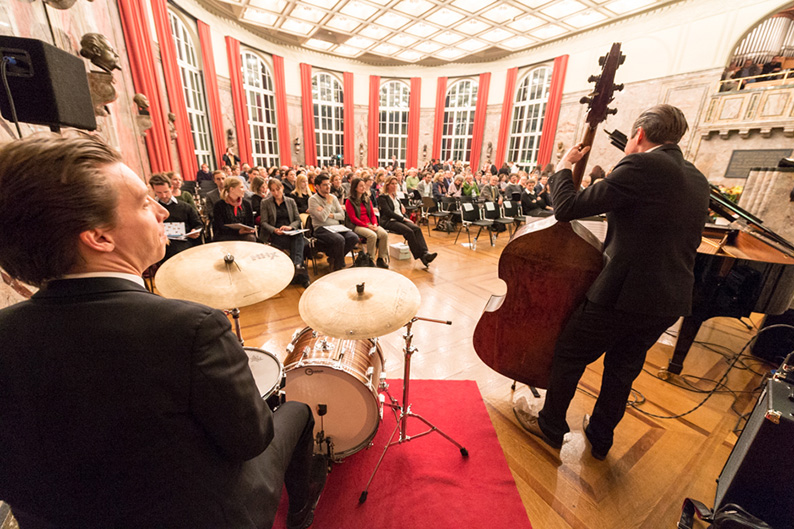 Das Dave Ruosch Trio eröffnet die Festveranstaltung zum «Tag der Lehre» 2014 in der Aula.