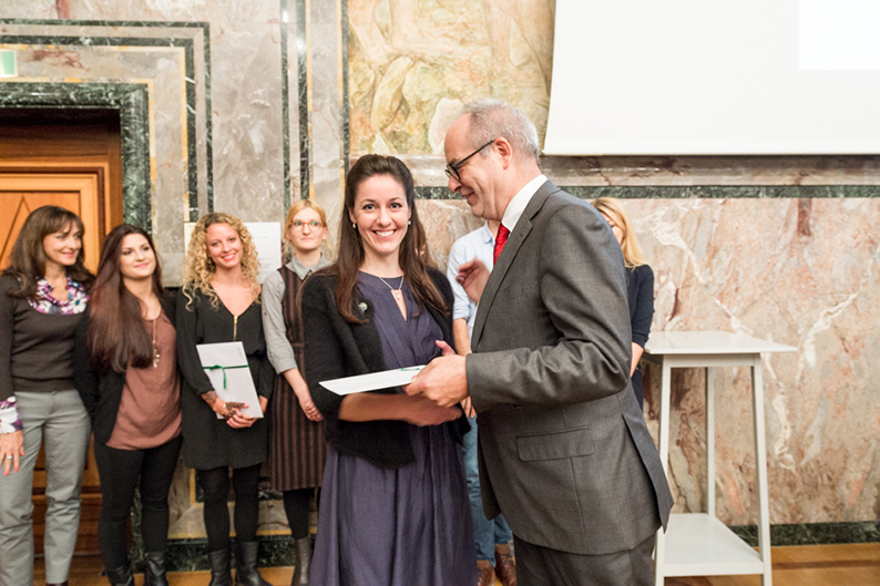 Eine von 54 ausgezeichneten Studentinnen und Studenten: Martina Wiher erhält in der Aula von Prorektor Otfried Jarren einen Semesterpreis.