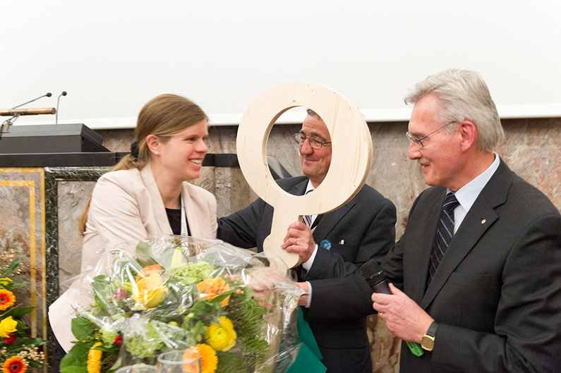 Schlüsselübergabe: Albert Kesseli, Geschäftsführer der Mercator Stifung Schweiz (rechts), übergab Heini Murer, Direktor des Graduate Campus, und Geschäftsführerin Marie-Christine Buluschek einen symbolischen Schlüssel.