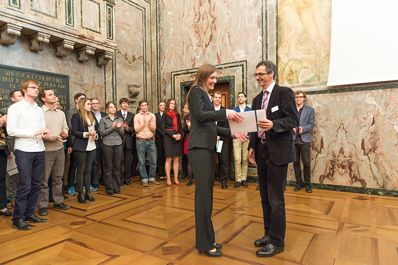 Eine von 60 Preisträgerinnen und Preisträger ist Elena Koch, die für ihre Forschung über das römische Erbrecht ausgezeichnet wurde. Thomas Hildbrand, Leiter des Bereichs Lehre, überreicht die Urkunde.