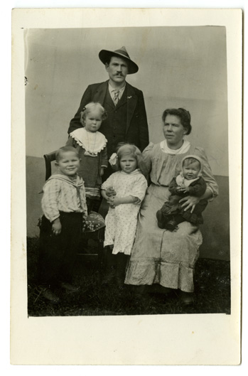 Auch die Kinder dieser Familie aus Graubünden, die sich in den 1920er-Jahren im Sonntagsgewand fotografieren liess, wurden von der Pro Juventute fremdplatziert.