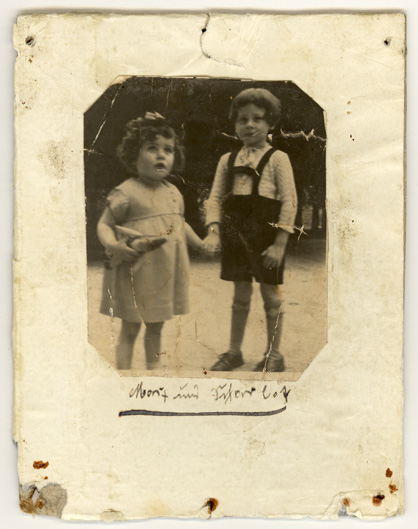 Charlotte Nobel mit ihrem älteren Bruder Marx auf einer Fotografie von 1942. Die Geschwister sahen sich erstmals im Kinderheim St. Joseph in Grenchen.