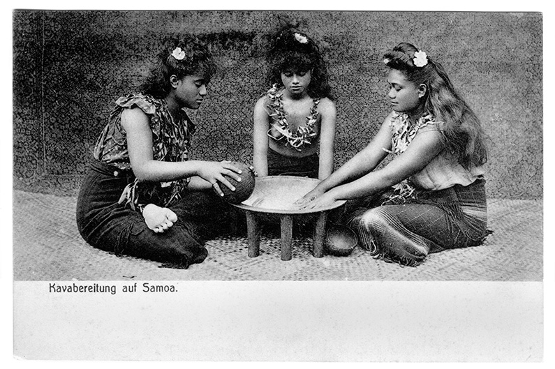 Postkarte aus dem Jahr 1900: Drei Frauen bei der Kawabereitung auf Samoa.