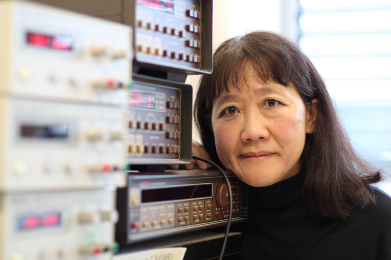 Shih-Chii Liu, Oberassistentin am Institut für Neuroinformatik von UZH und ETH Zürich, hat einen Stand an der Brain Fair 2012. Sie interessiert, wie unser Gehirn Information verarbeitet. Ihr Ziel: Roboter entwickeln, deren Steuerung ähnlich funktioniert wie das Gehirn von Tier und Mensch.