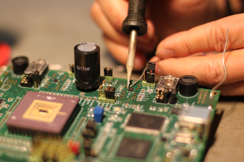Den Chip baut Liu in eine Leiterplatte und verlötet ihn mit Transistoren und anderen elektronischen Bauteilen. Die Leiterplatte – das Hörzentrum – wird das Gehör des Roboters steuern. Forscherkollegen tüfteln derweil an der Netzhaut für den Roboter.