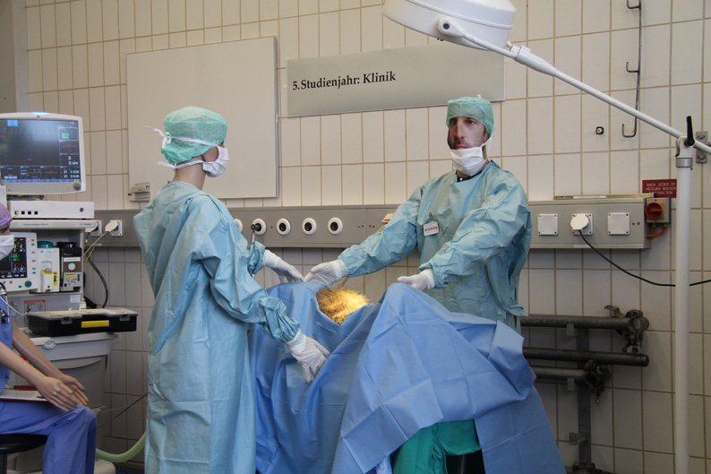 In der Anästhesiologie zeigen Modelle, wie die Tiere für eine Operation vorbereitet werden.