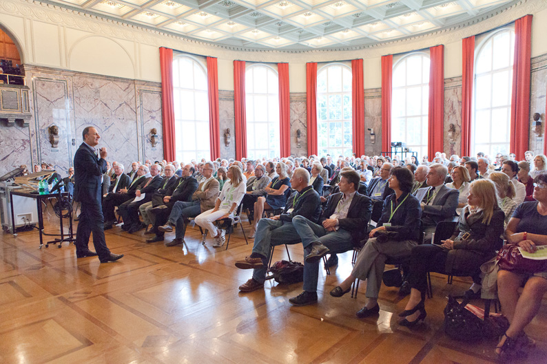 Rund zweihundert Ehemalige der UZH kamen in der Aula in den Genuss eines eloquenten Vortrags von Hirnforscher Lutz Jäncke.