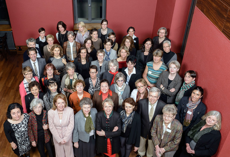 Gruppenbild mit Damen und zwei Herren: Auch in diesem Jahr kamen viele aktive und emeritierte Professorinnen zum Professorinnenapéro.