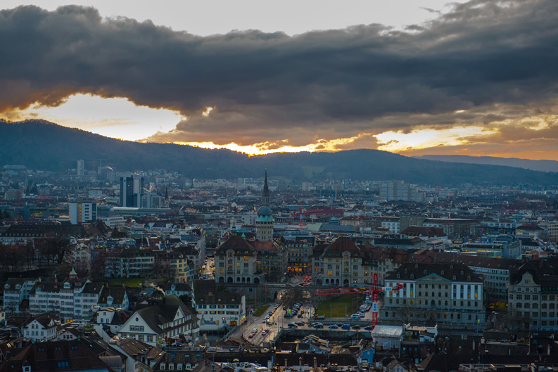 Nach einer gelungenen Veranstaltung der Blick auf das abendliche Zürich vom Universitätsturm aus.