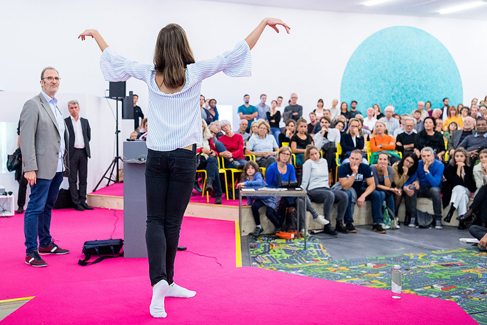 Neural fireworks: As part of the Long Night of Museums in Zurich, neuropsychologist Lutz Jänck shared the stage with ballerina Mariana Gasperin from the Zurich Ballet and explained how the brain processes sound and controls complex movements. (Image: Frank Brüderli)