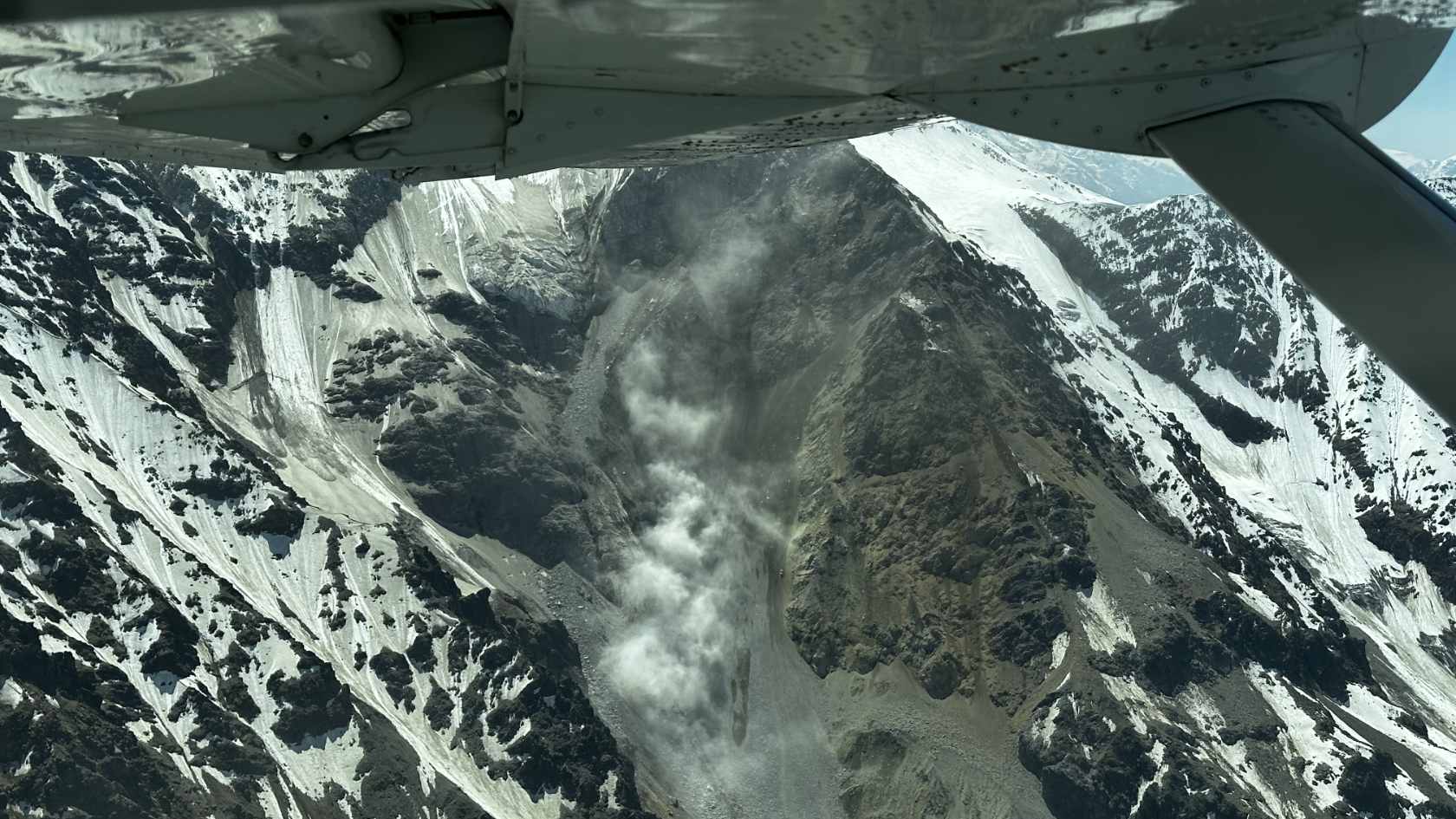 Debris is still moving at the site of the Lötschental landslide two weeks later