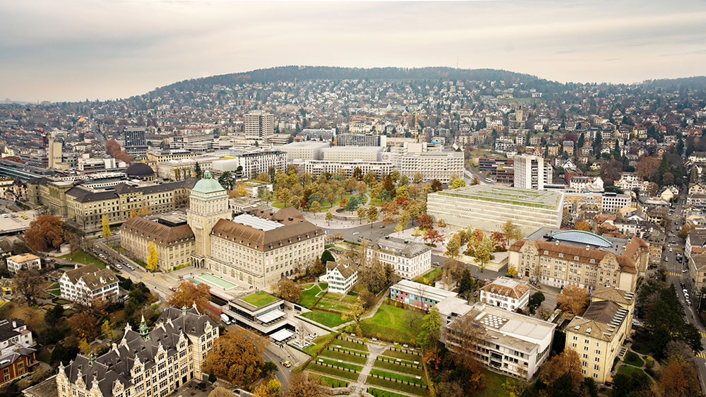 Das Hochschulgebiet Zürich Zentrum mit links dem Neubau FORUM UZH und begrüntem Dach.