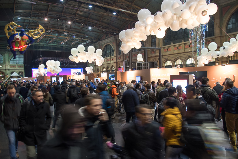 A major attraction: Digital Day in Zurich main station. (Picture: Thomas Poppenwimmer)