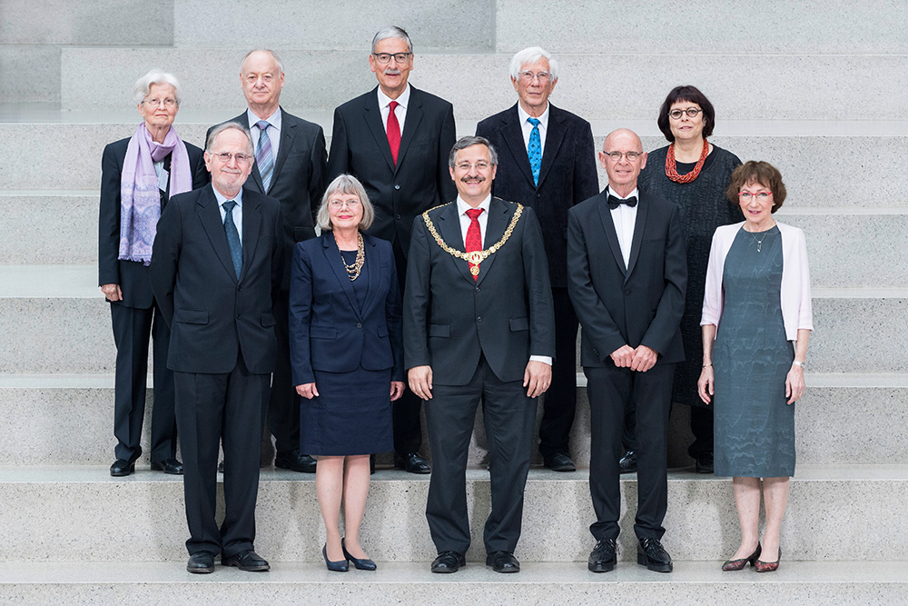 Rektor M. Hengartner mit Ehrendoktorinnen und Ehrendoktoren