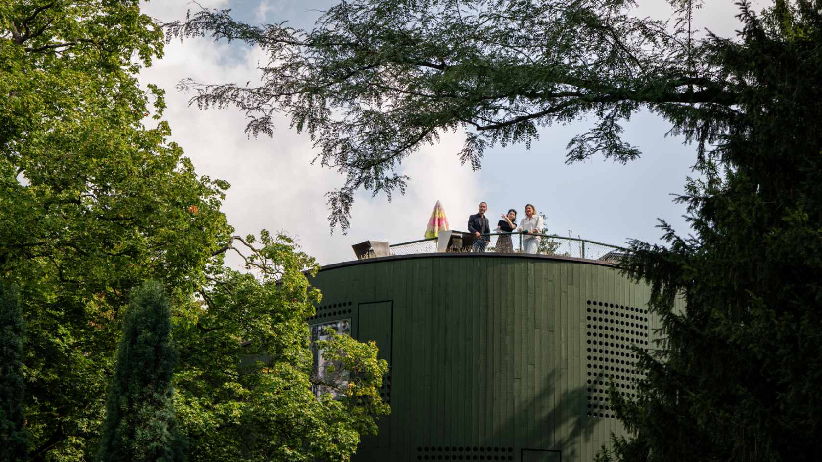 Markus Meile, Eveline Odermatt and Chiara Diener on the rooftop of the pavilion in Bäckeranlage
