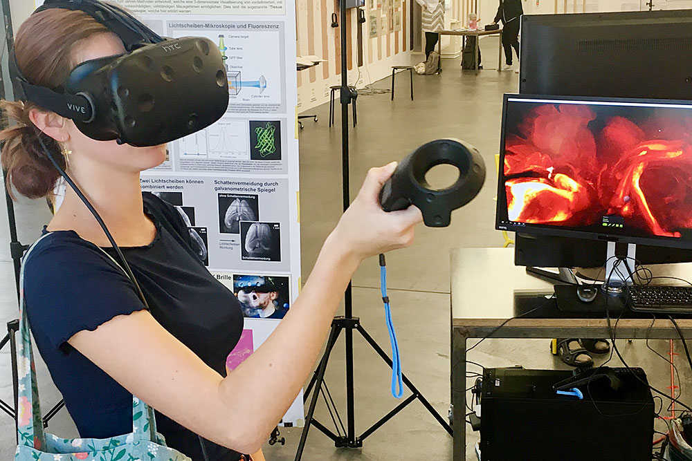 Inside the skull: A visitor immersed in the virtual brain set up by neurologist Fritjof Helmchen and his team as part of the “brain parcours”. (Image: Oliver Herr)