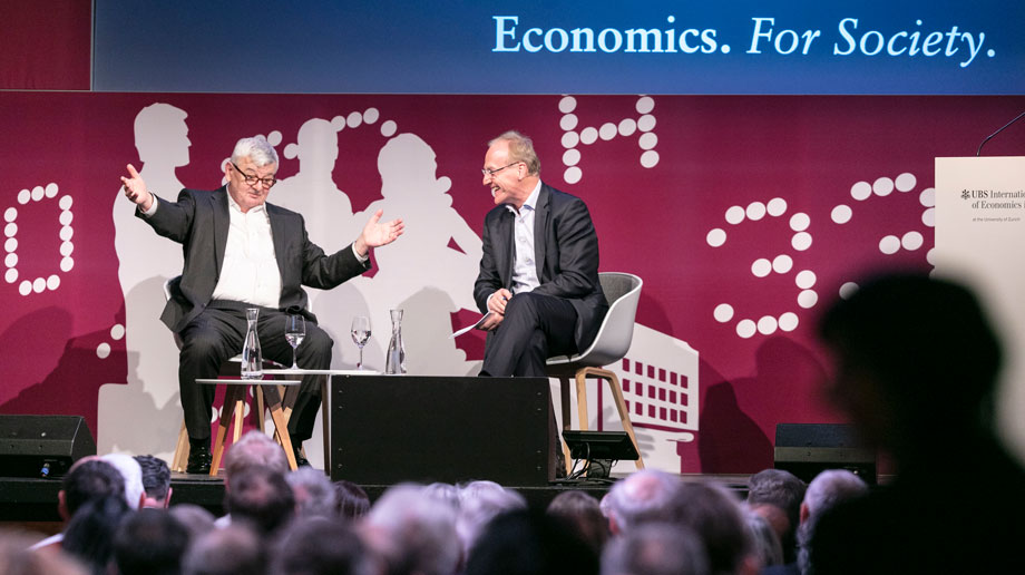 Ernst Fehr im Gespräch mit Joschka Fischer, ehemaliger Aussenminister Deutschlands, an einem der öffentlichen Events des UBS Center for Economics in Society. 